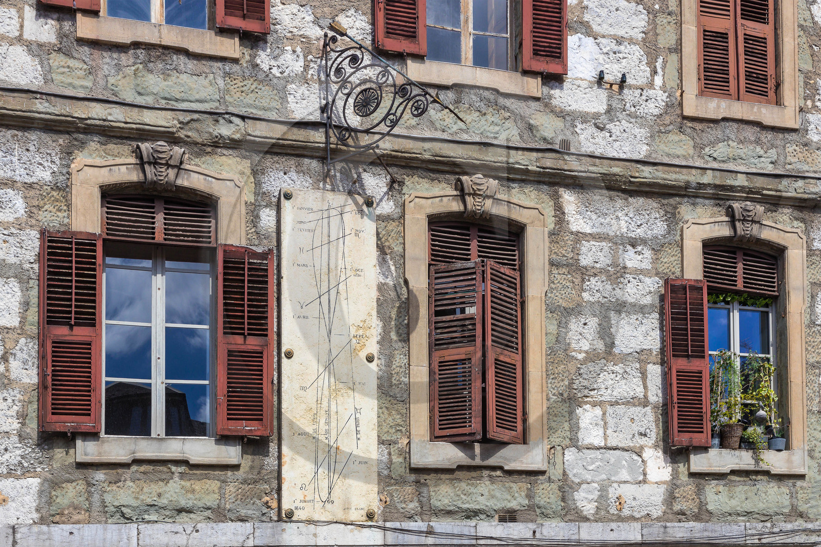 Chambéry, gnomon de la place Saint-Léger Chambéry, gnomon de la place Saint-Léger