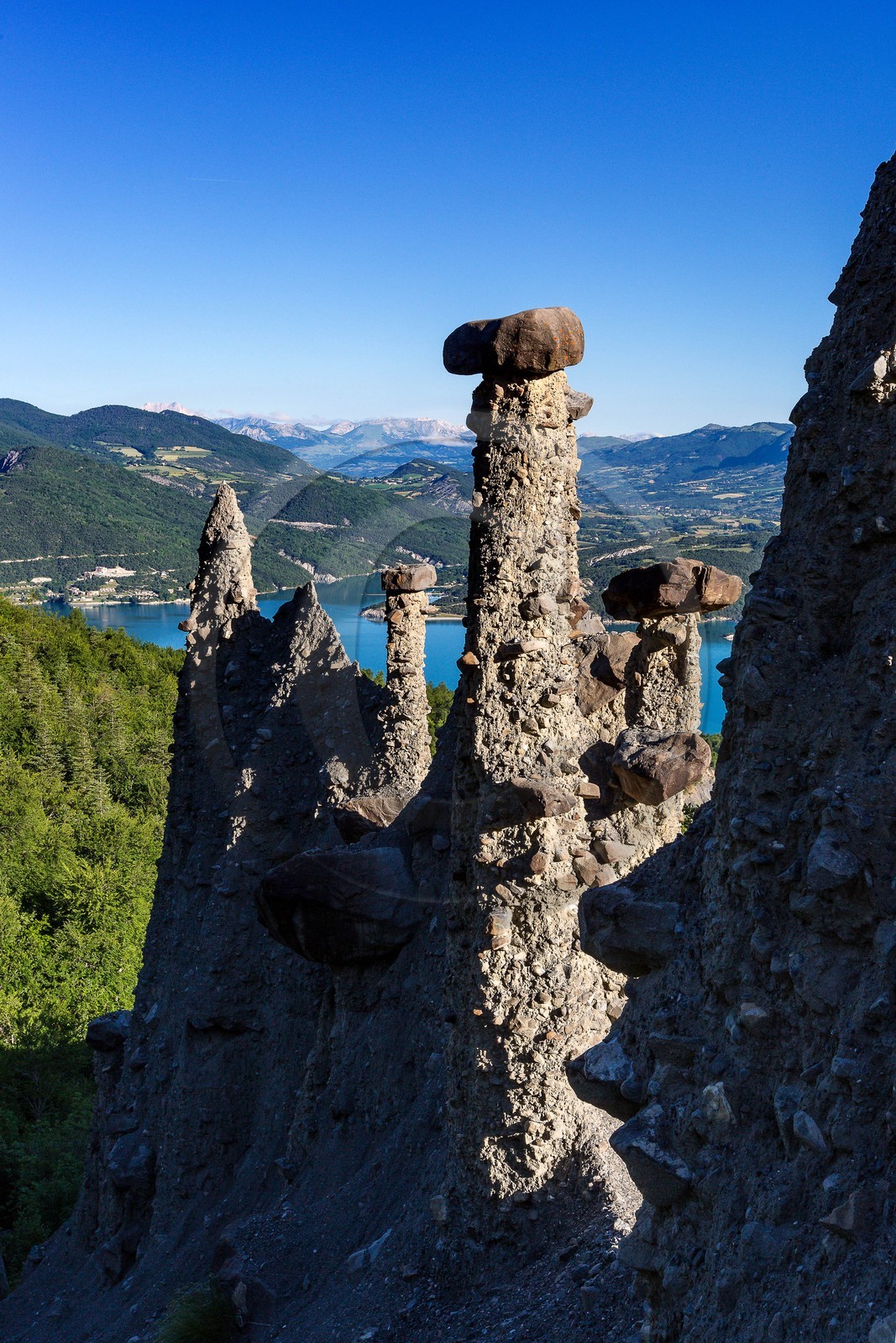 Le Sauze-du-Lac, site classé des Demoiselles Coiffées,  appelées également cheminées de fées