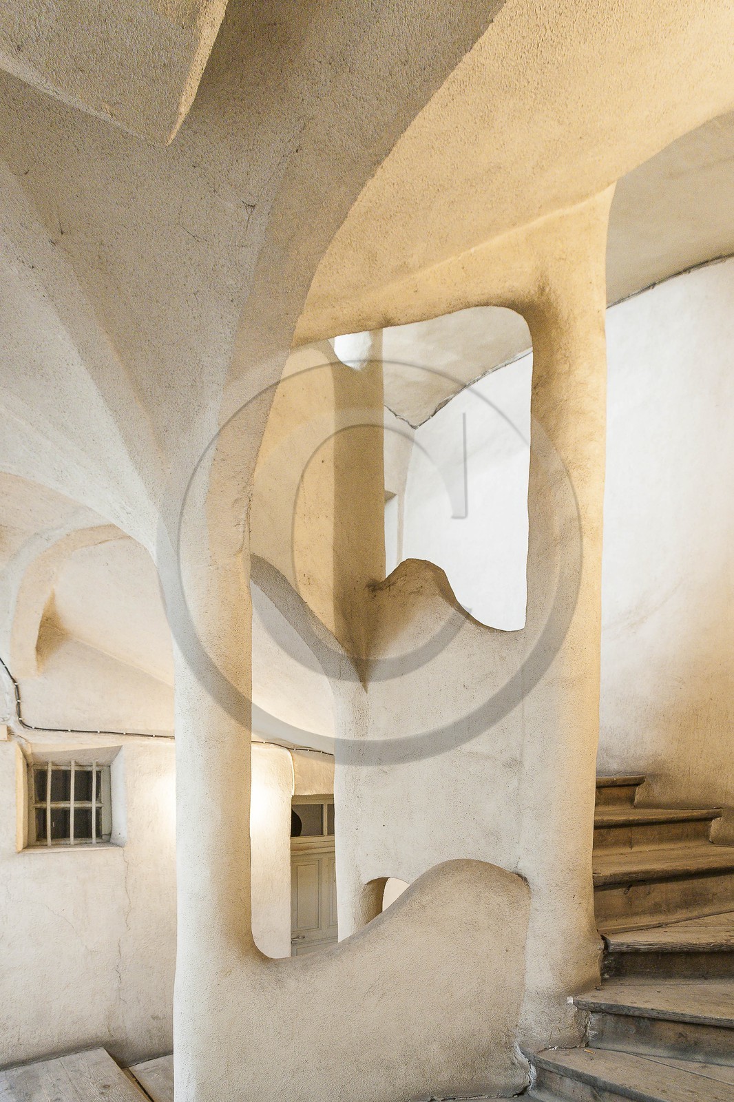 Ville d'Embrun, escalier de maison distribuant les appartements