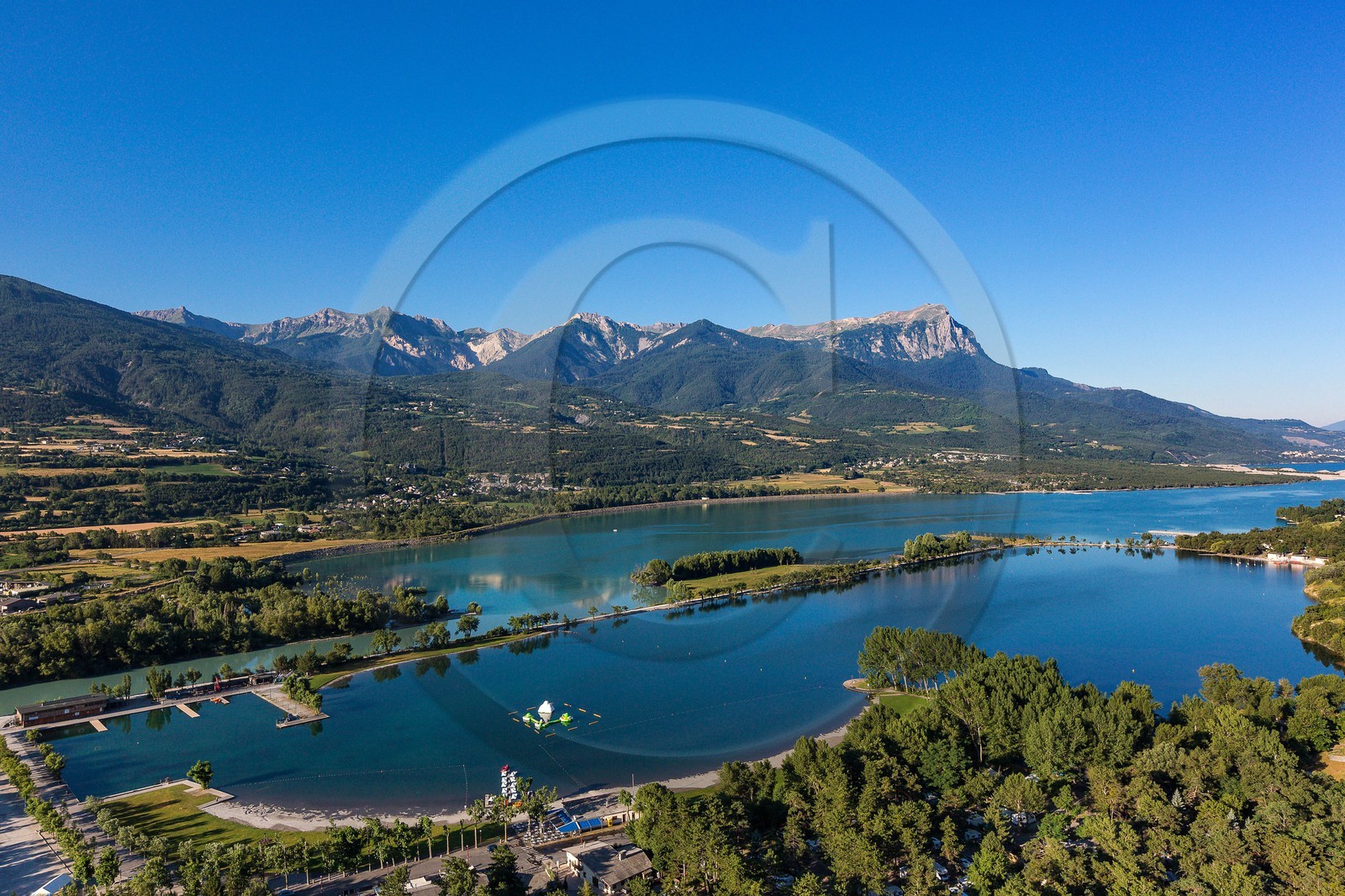 Lac de Serre-Ponçon, Embrun et le plan d'eau Lac de Serre-Ponçon, Embrun et le plan d'eau