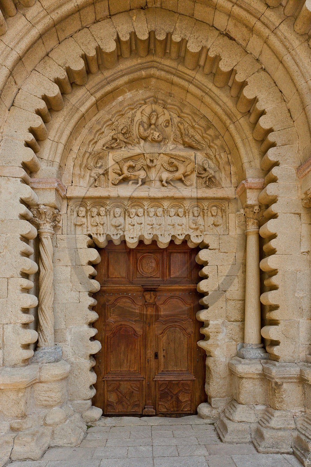 Prieuré Notre-Dame de Ganagobie,  portail surmonté d’archivoltes en arc festonné brisé et tympan sculpté Prieuré Notre-Dame de Ganagobie,  portail surmonté d’archivoltes en arc festonné brisé et tympan sculpté