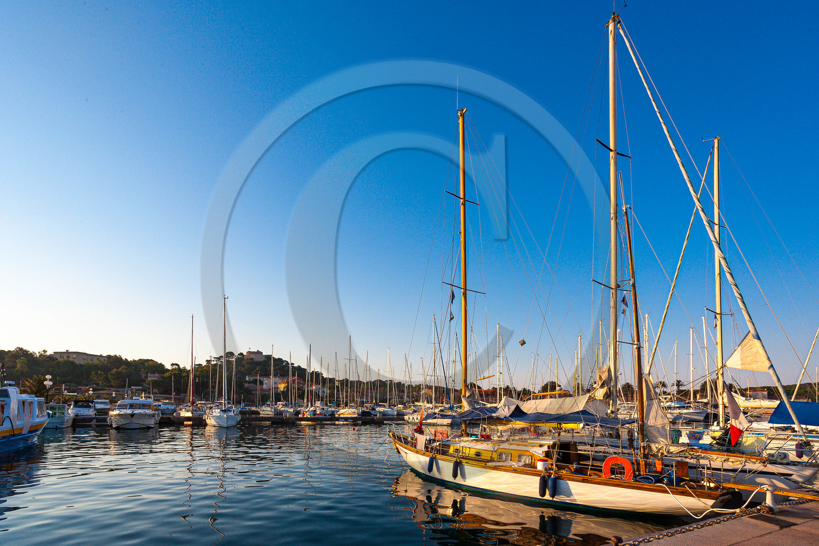 Parc national de Port-Cros, bateaux au port