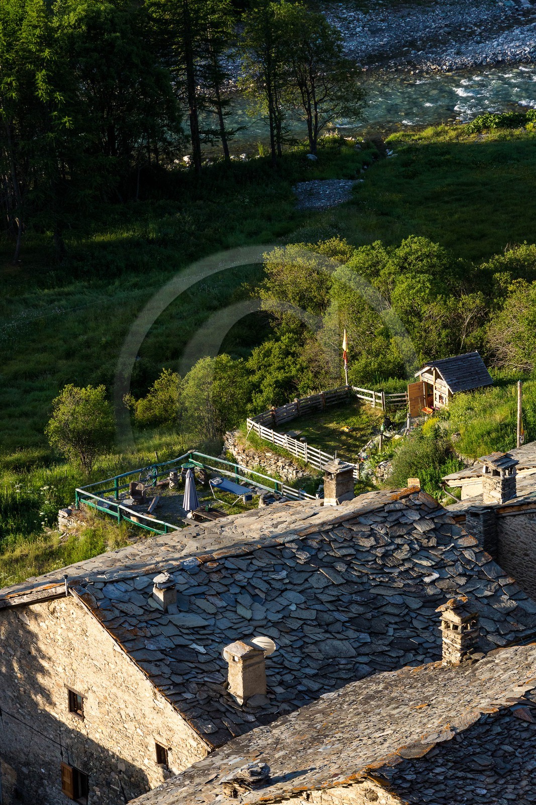 Saint-Paul-sur-Ubaye, hameau Maurin, Maljasset, toiture en lauze Saint-Paul-sur-Ubaye, hameau Maurin, Maljasset, toiture en lauze