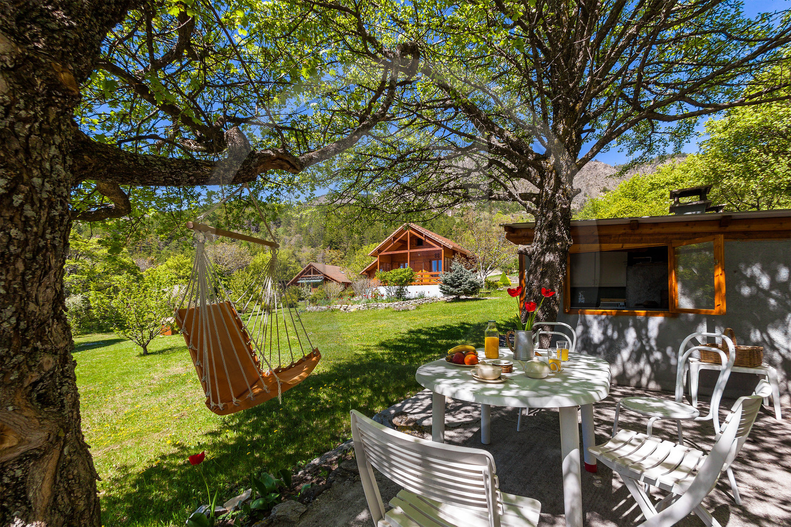 Chalet Carpe Diem, Gîte de France 3 ***, la terrasse ombragée