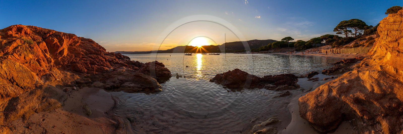 Porto-Vecchio, coucher de soleil sur les plages de Palombaggia Porto-Vecchio, coucher de soleil sur les plages de Palombaggia