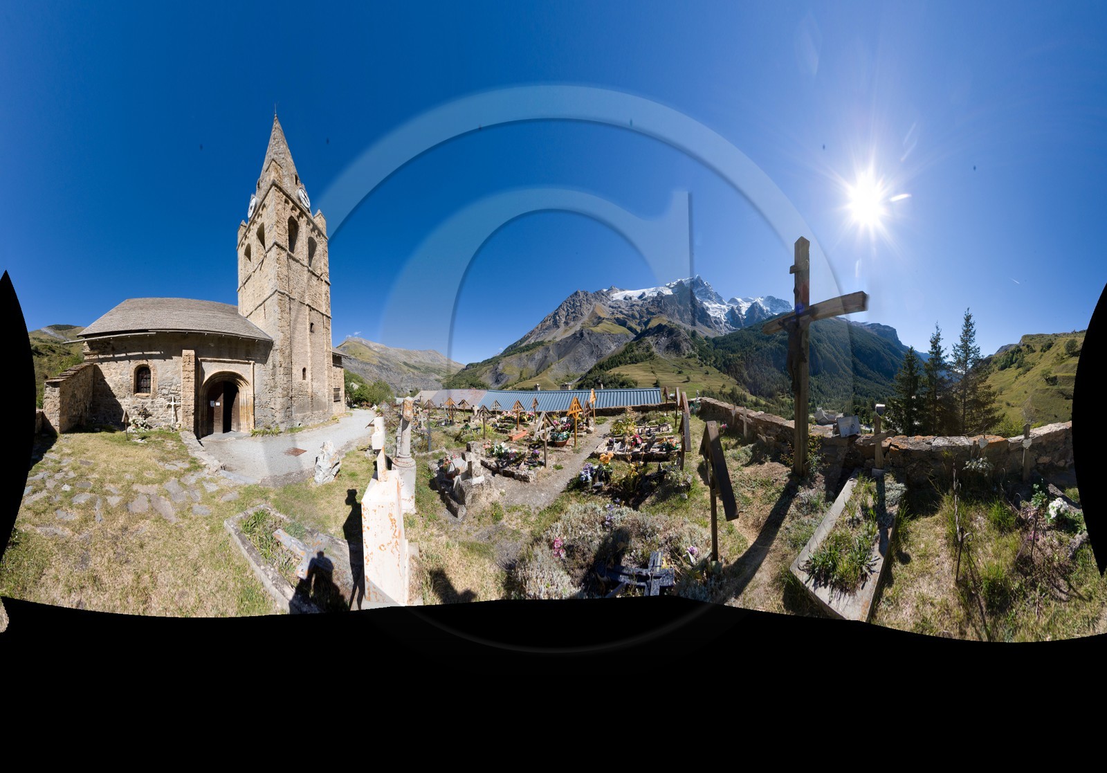 La Meije, La Grave, L'église romane Notre-Dame-de-l'Assomption date du XIe et début XIIe siècle La Meije, La Grave, L'église romane Notre-Dame-de-l'Assomption date du XIe et début XIIe siècle