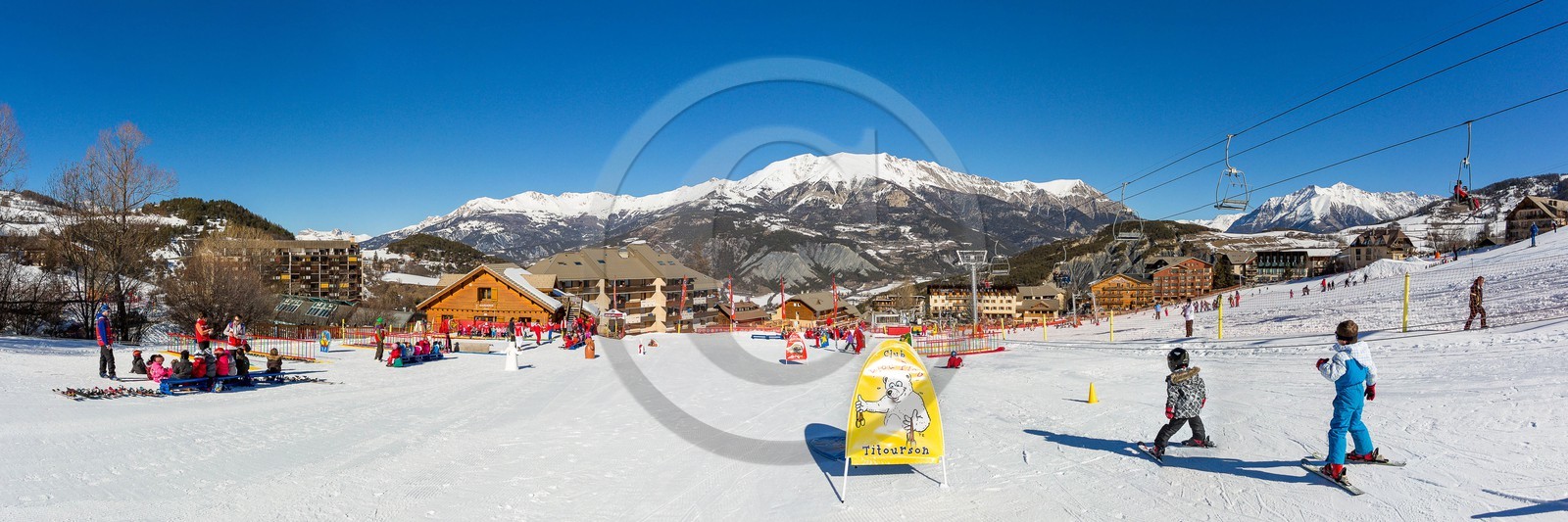 La station de ski Sauze Super-Sauze est une station village située entre 1400 et 2400 m La station de ski Sauze Super-Sauze est une station village située entre 1400 et 2400 m