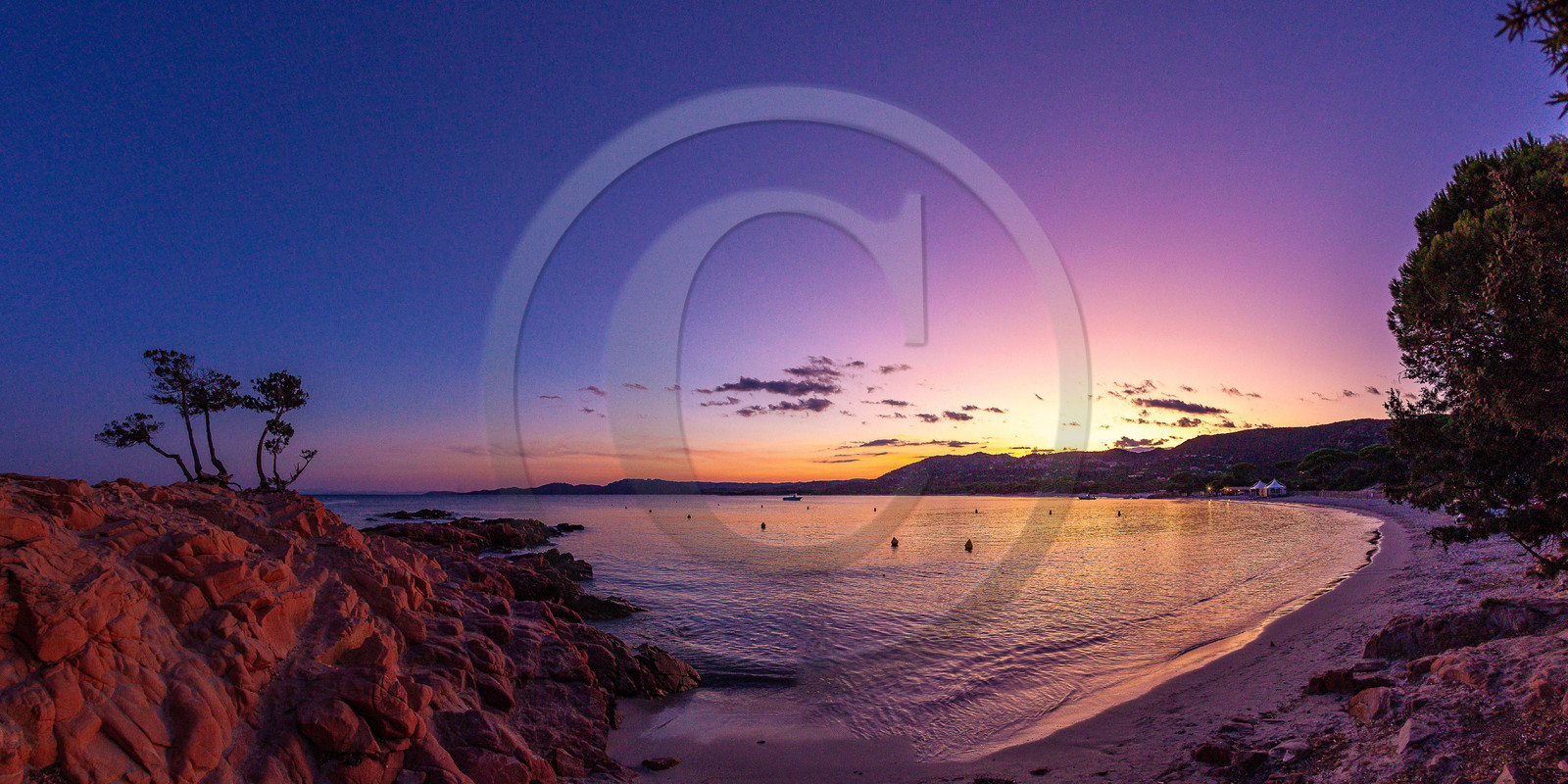 Porto-Vecchio, coucher de soleil sur les plages de Palombaggia Porto-Vecchio, coucher de soleil sur les plages de Palombaggia