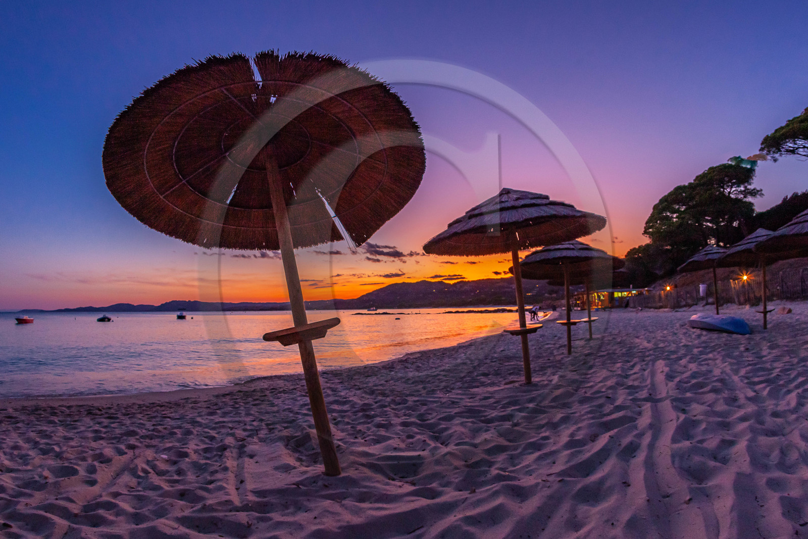 Porto-Vecchio, coucher de soleil sur la paillote de la plage de Palombaggia Porto-Vecchio, coucher de soleil sur la paillote de la plage de Palombaggia