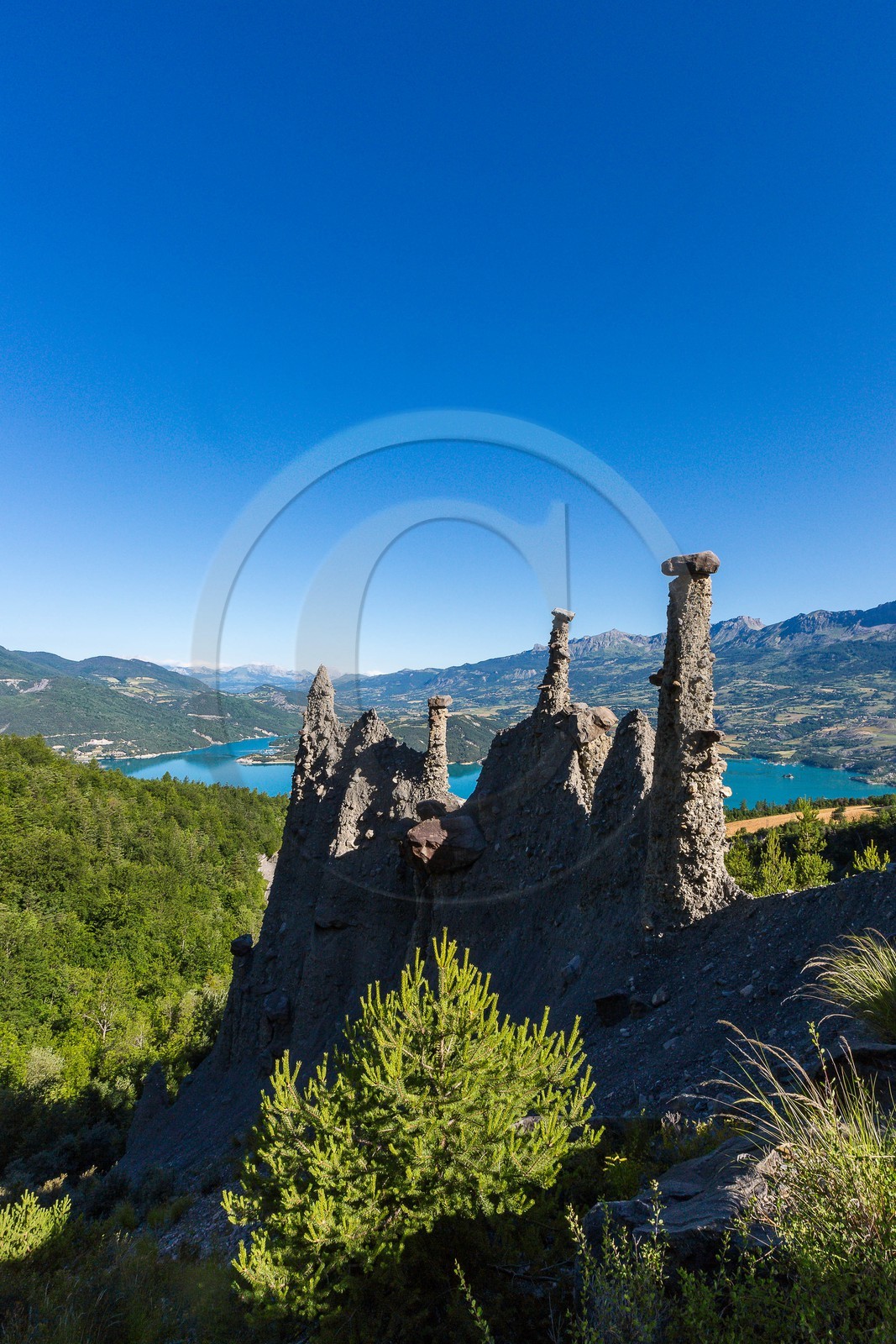 Le Sauze-du-Lac, site classé des Demoiselles Coiffées,  appelées également cheminées de fées