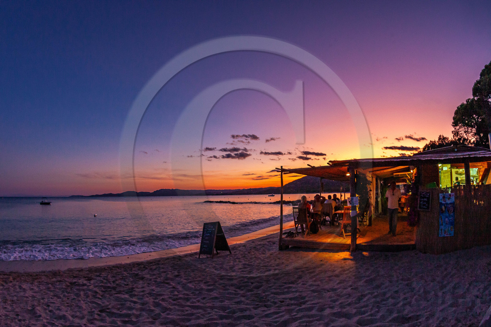 Porto-Vecchio, coucher de soleil sur la paillote de la plage de Palombaggia Porto-Vecchio, coucher de soleil sur la paillote de la plage de Palombaggia