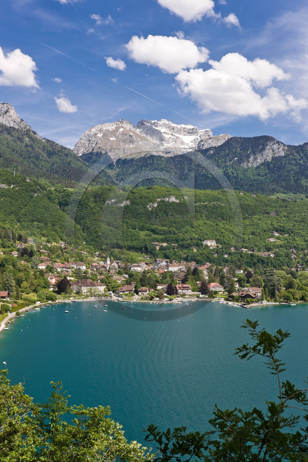 Talloires et Lac d'Annecy vus de la Réserve naturelle du Roc de Chère,