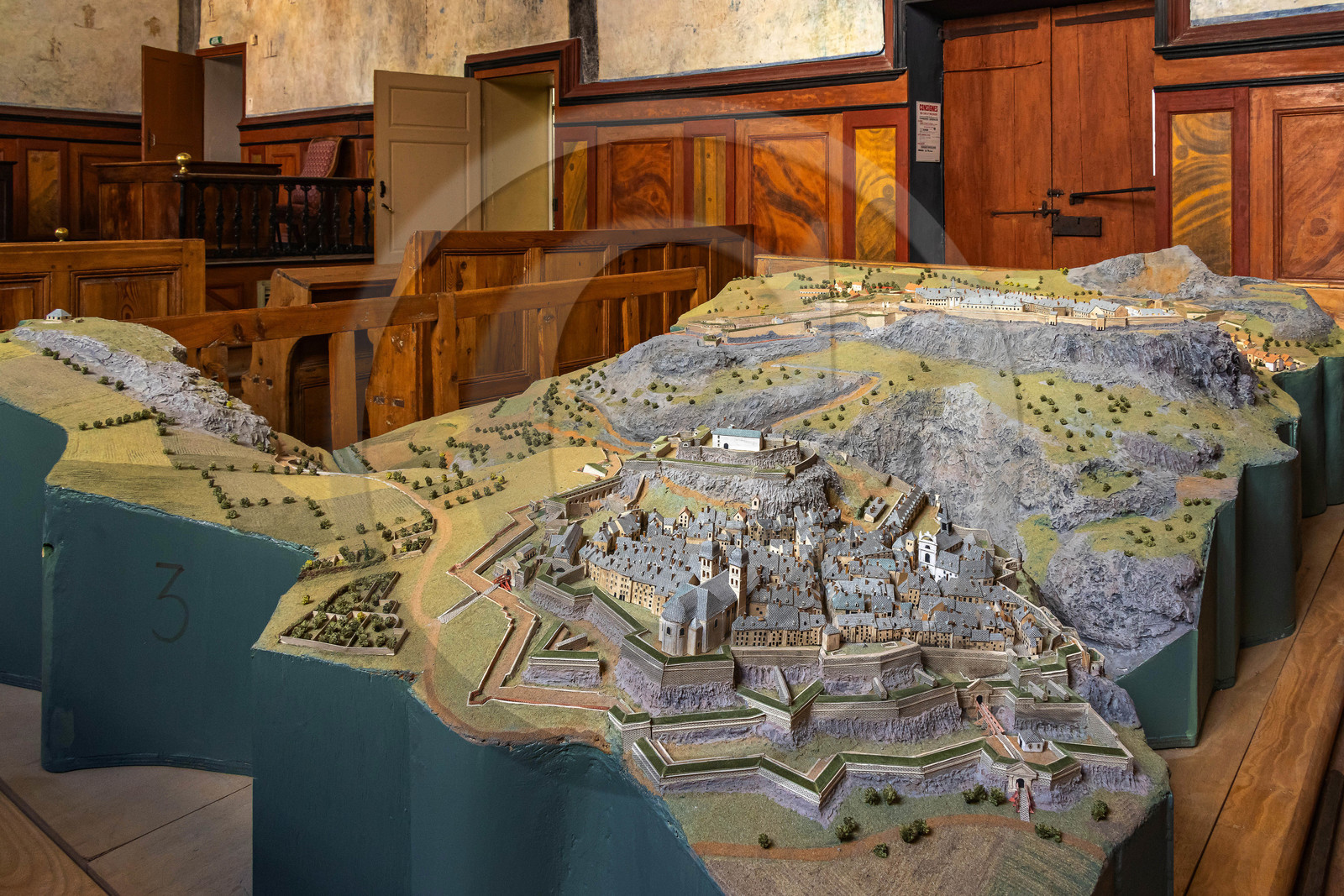 Copie du plan-relief de Briançon conservée dans la salle d’audience de l’ancien tribunal Copie du plan-relief de Briançon conservée dans la salle d’audience de l’ancien tribunal