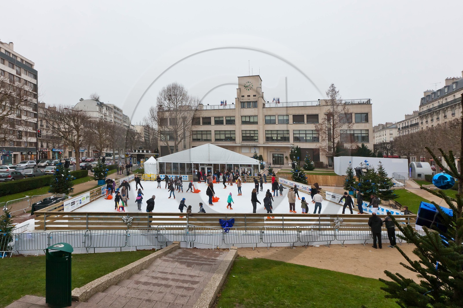 La patinoire en glace naturelle installée par Synerglace à Charenton-le-Pont La patinoire en glace naturelle installée par Synerglace à Charenton-le-Pont
