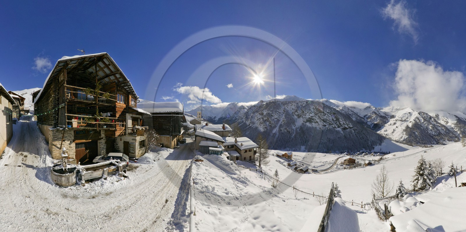 Saint-Véran, 2 042 m d'altitude,  plus haute commune  d'Europe