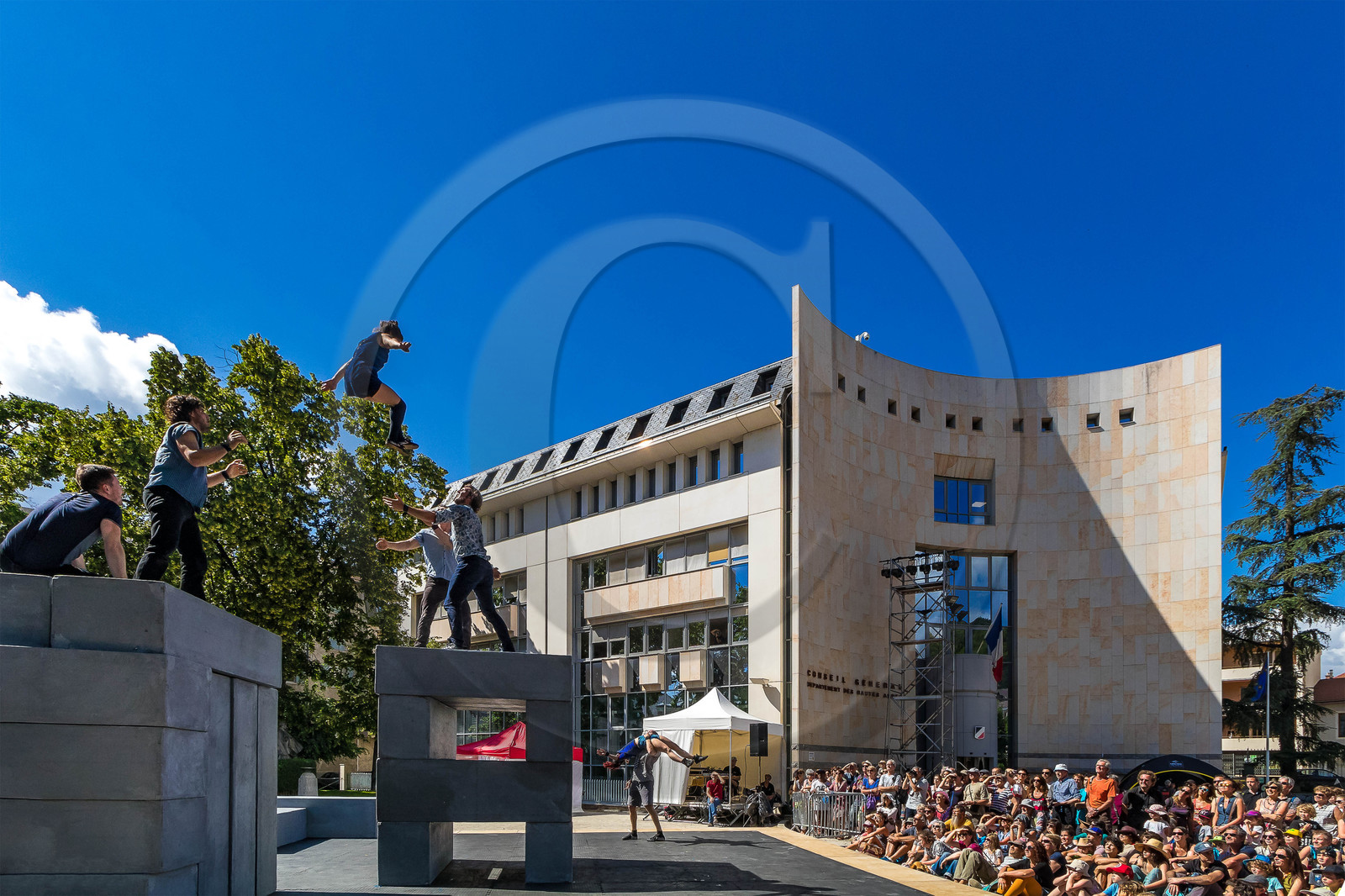 Festival Arts De Rue, Tous dehors (enfin) ! Block, Cie NoFit State Circus & Motion House - cirque & danse Festival Arts De Rue, Tous dehors (enfin) ! Block, Cie NoFit State Circus & Motion House - cirque & danse