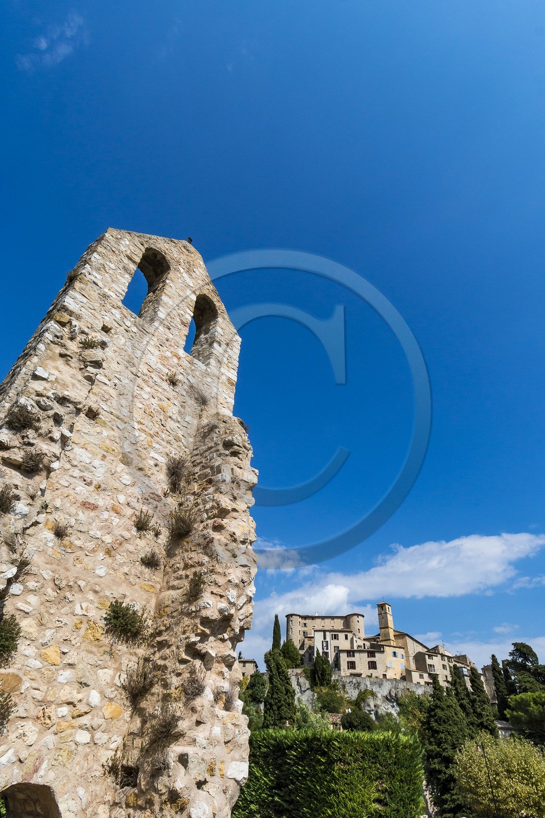 Carros, Clocher-tour. Vestige de Notre Dame de Cola (Époques antique-médiévale-moderne) Carros, Clocher-tour. Vestige de Notre Dame de Cola (Époques antique-médiévale-moderne)