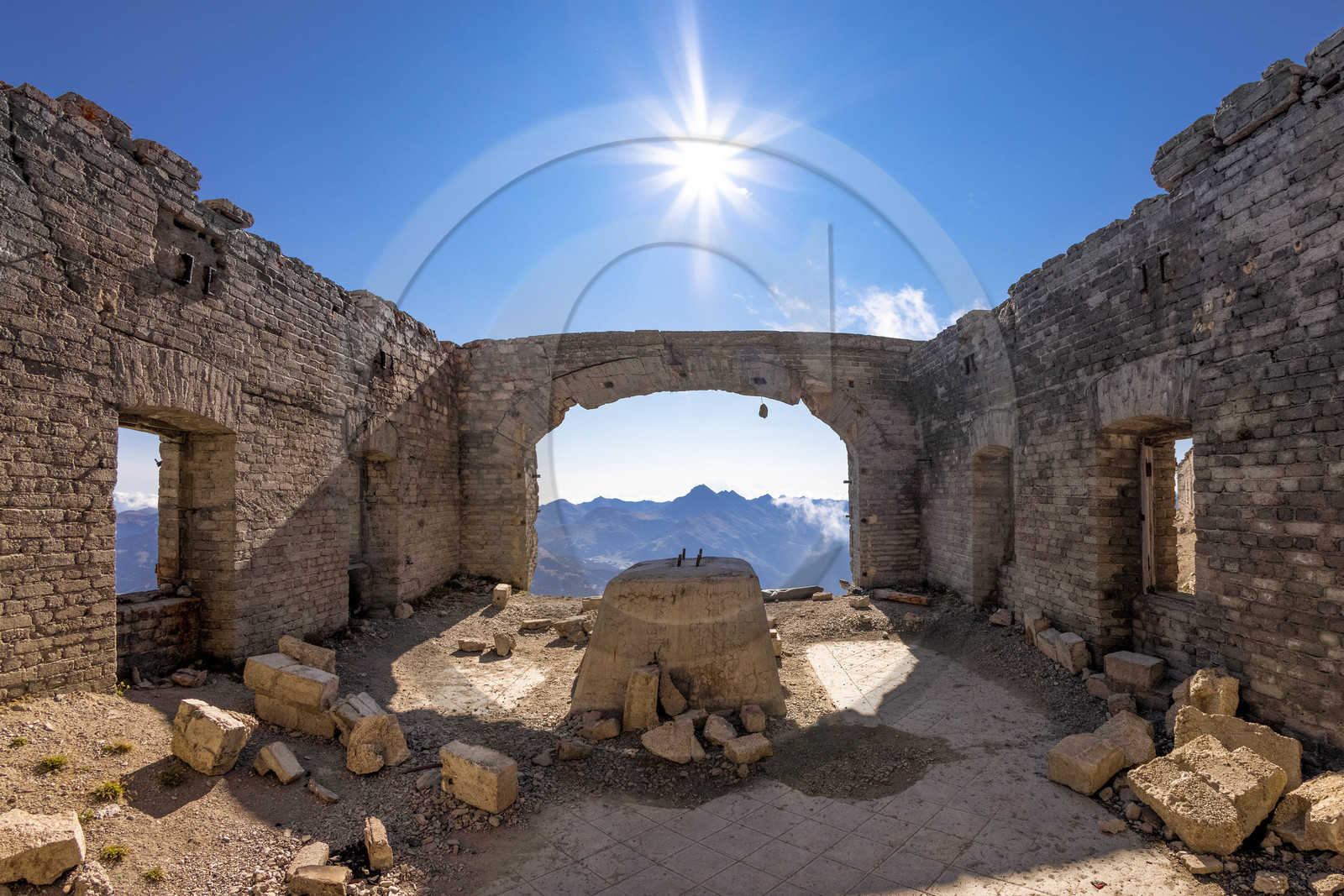 Fort du Chaberton et les ruines de l'ancien camp militaire