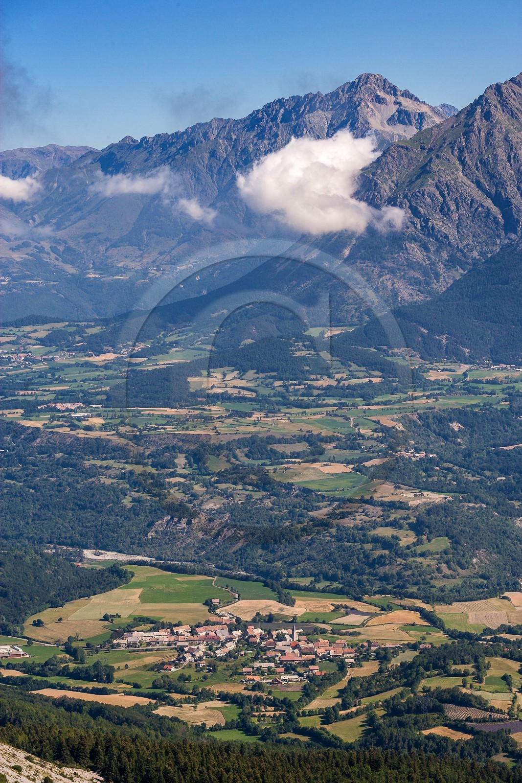 Vallée du Champsaur, le bocage et le village de Poligny