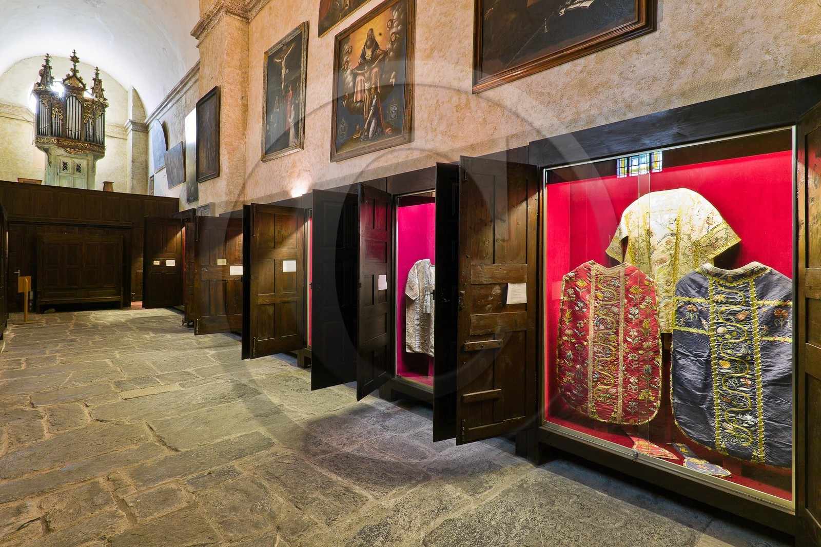 Embrun, Cathédrale Notre-Dame du Réal, musée d'art sacré, collection remarquable de vêtements sacerdotaux Embrun, Cathédrale Notre-Dame du Réal, musée d'art sacré, collection remarquable de vêtements sacerdotaux