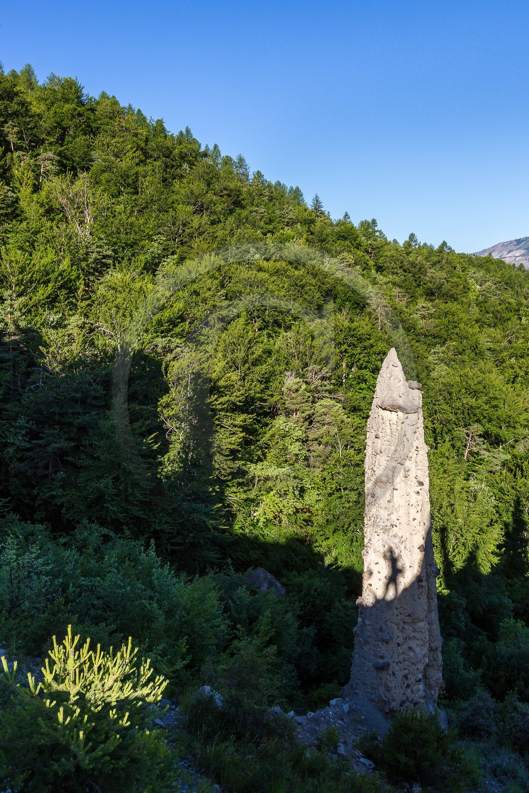 Le Sauze-du-Lac, site classé des Demoiselles Coiffées,  appelées également cheminées de fées