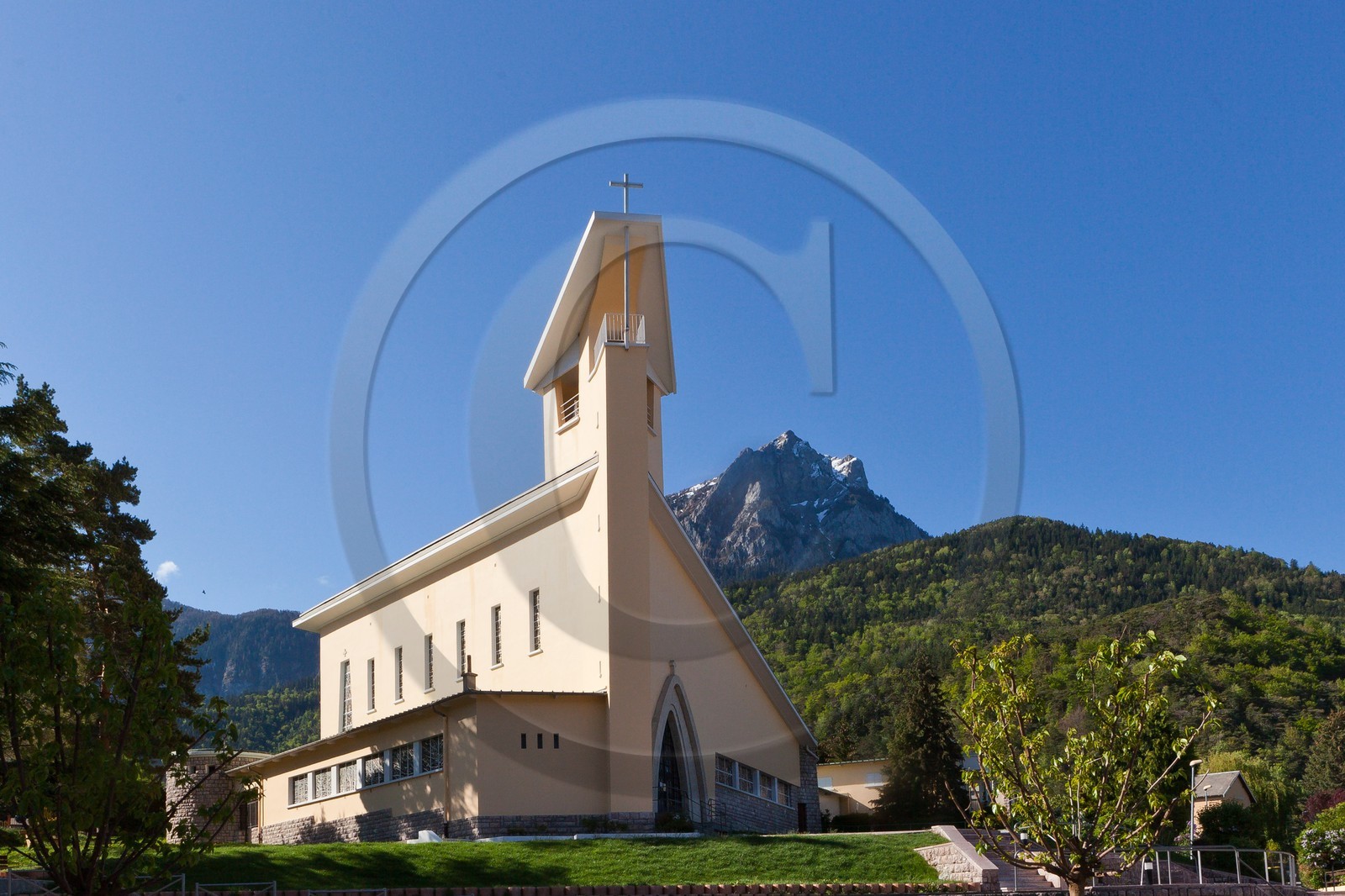 Eglise de Savines-le-Lac et le Pic de Morgon