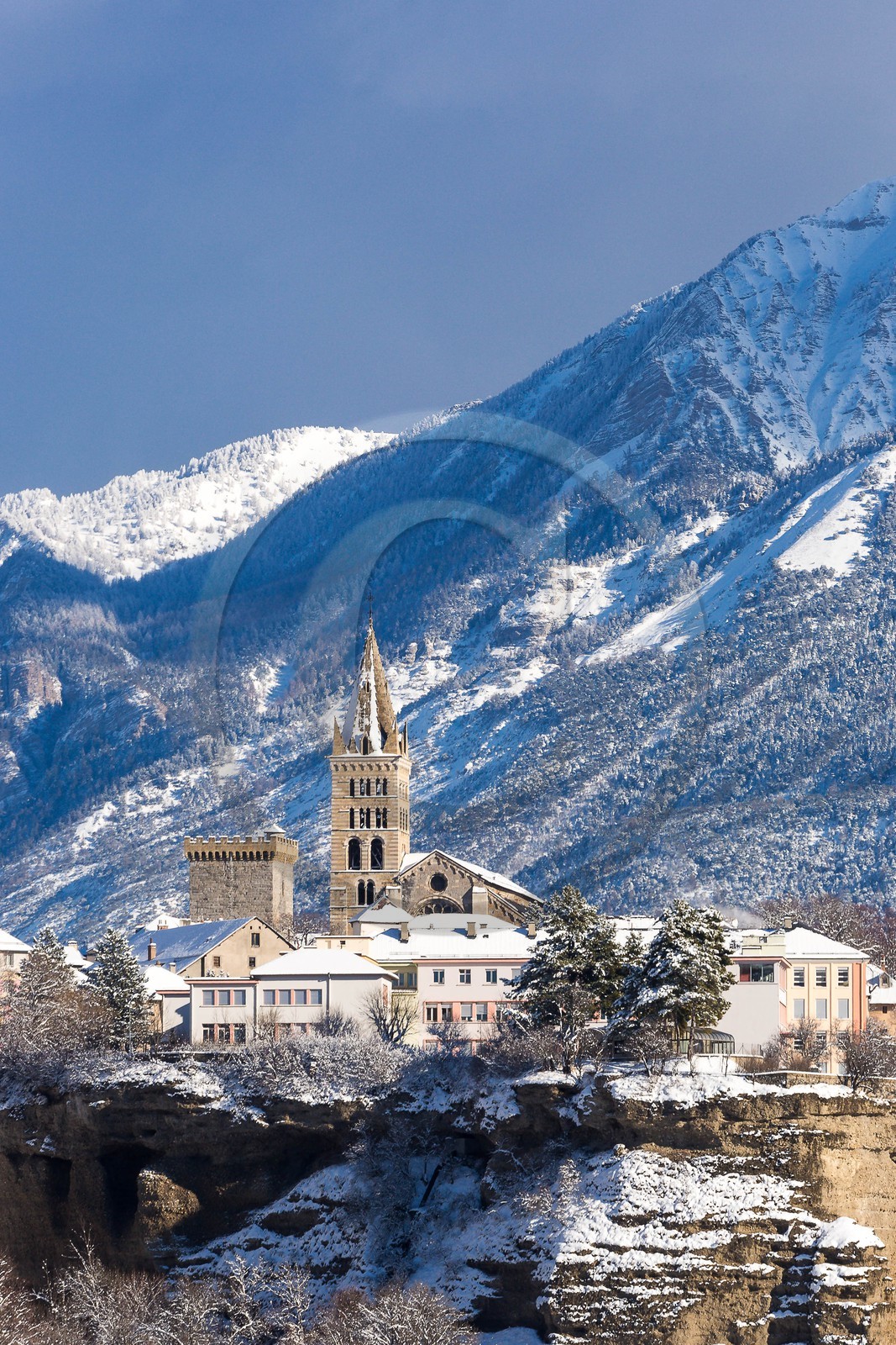 La ville d'Embrun est construite sur un roc et domine la Durance