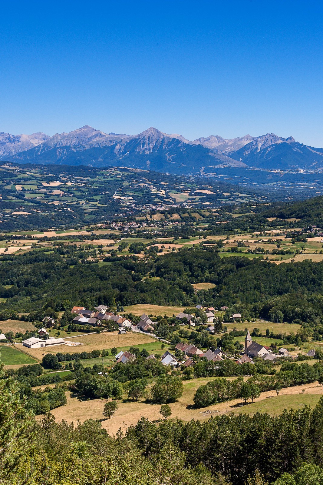 Vallée du Champsaur, le bocage et le village Le Noyer