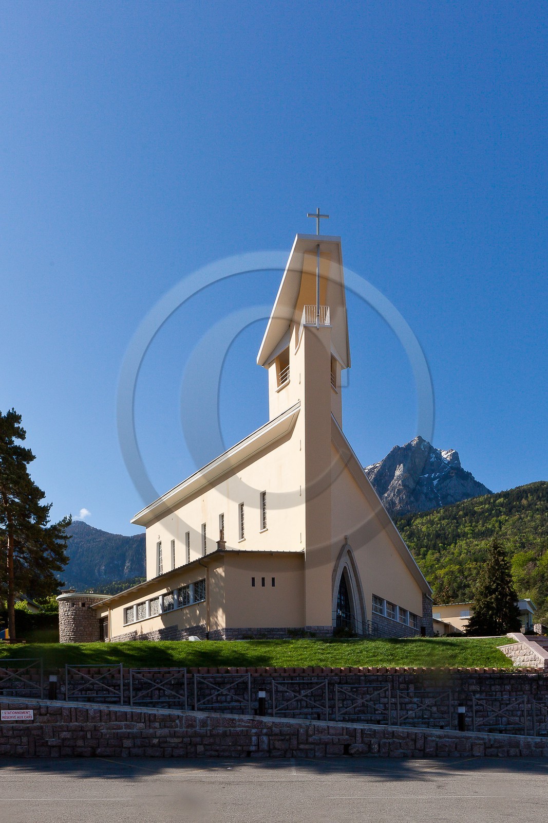 Eglise de Savines-le-Lac et le Pic de Morgon Eglise de Savines-le-Lac et le Pic de Morgon