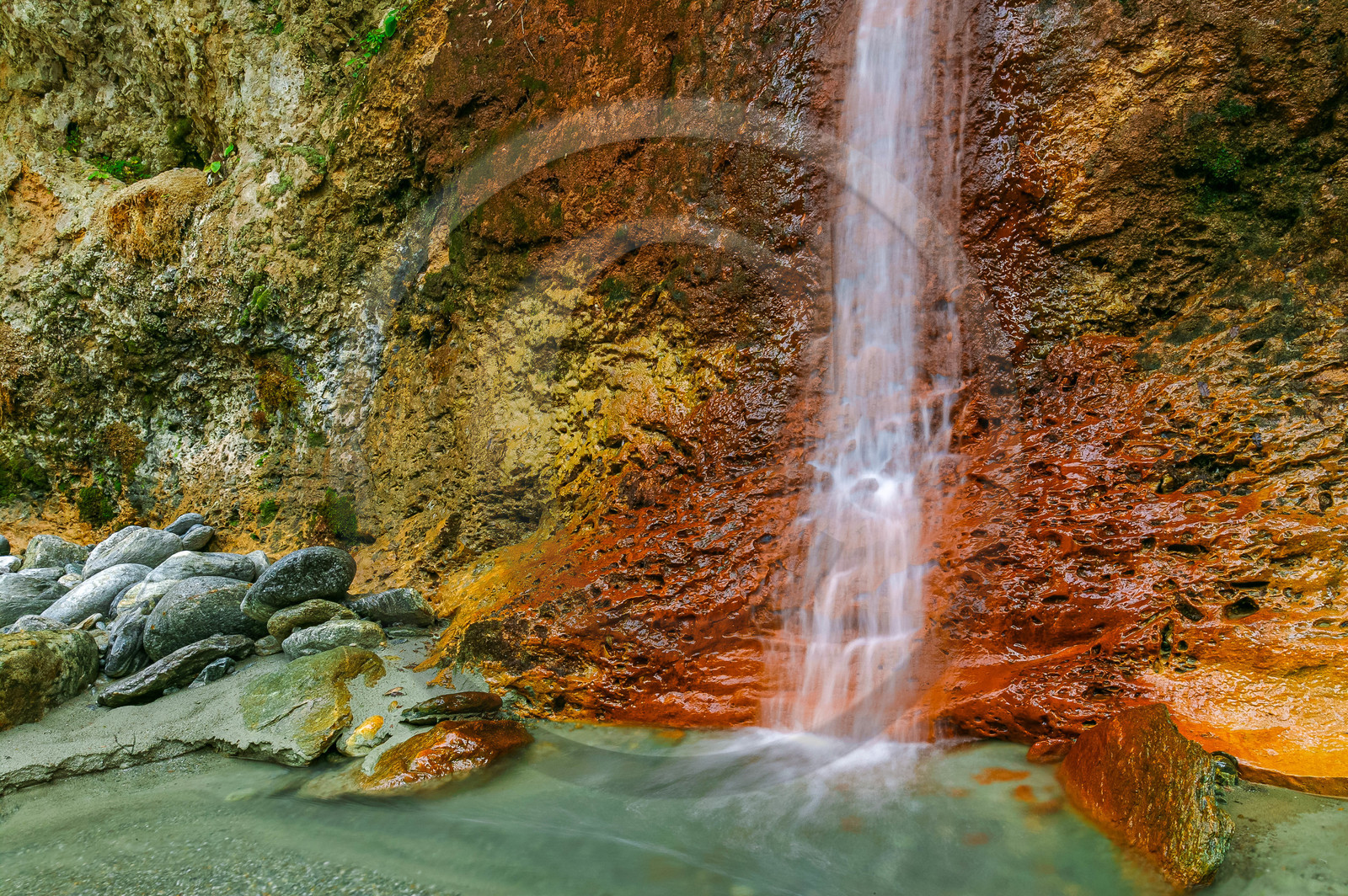 Réserve naturelle des Contamines-Montjoie, source ferrugineuse dans le torrent de Tré-la-Tête Réserve naturelle des Contamines-Montjoie, source ferrugineuse dans le torrent de Tré-la-Tête