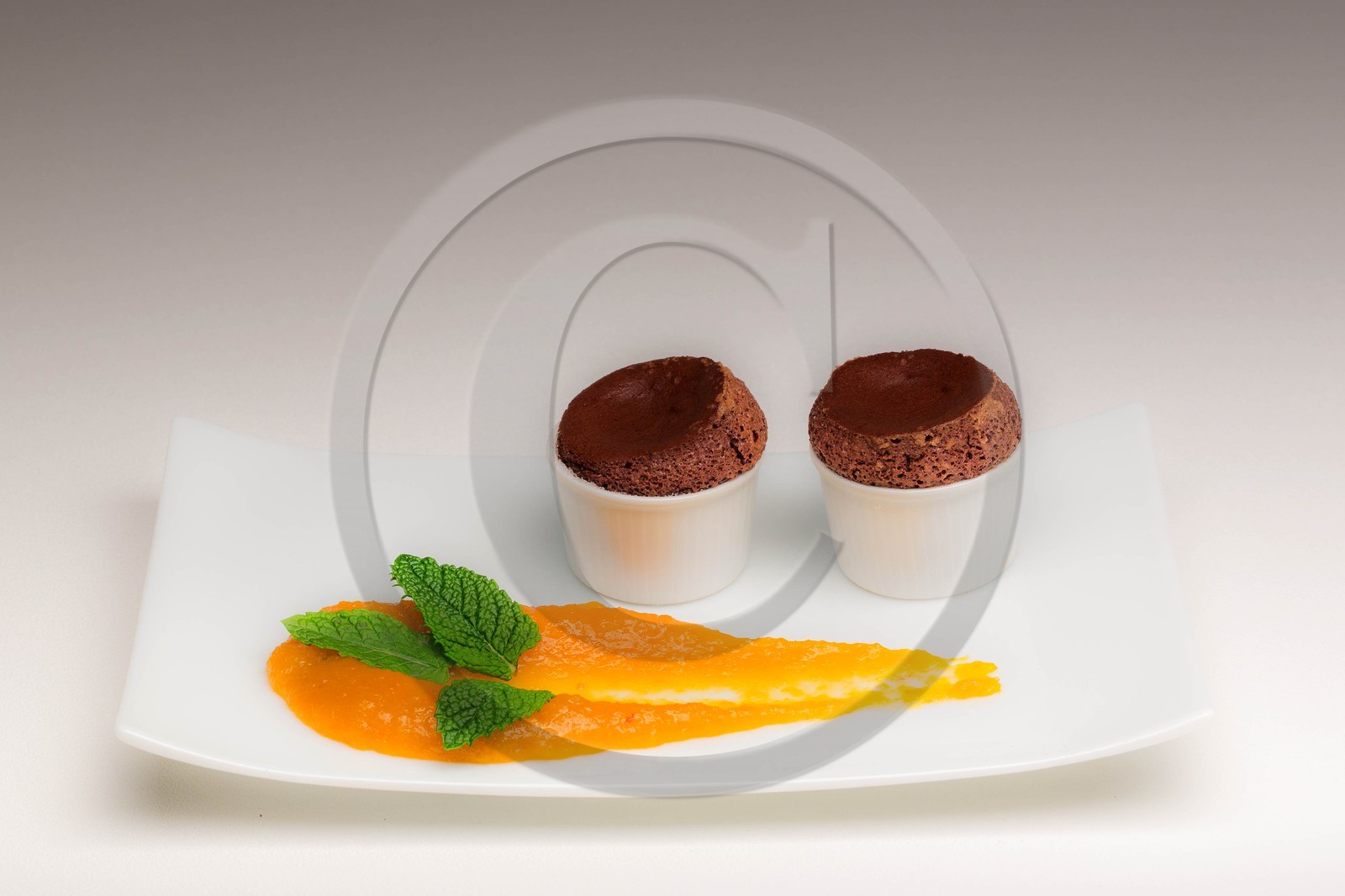 Luc Eyriey, Maître chocolatier à Embrun, soufflé chocolat noir Grand Cru et compoté d'abricots Luc Eyriey, Maître chocolatier à Embrun, soufflé chocolat noir Grand Cru et compoté d'abricots