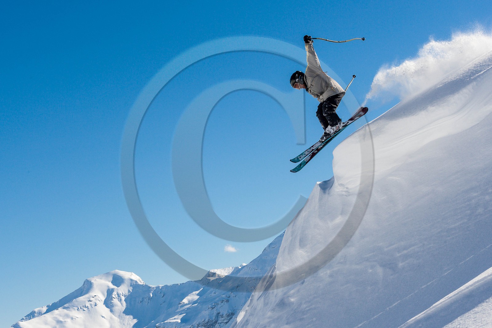 Ski enfant poudreuse, saut de corniche