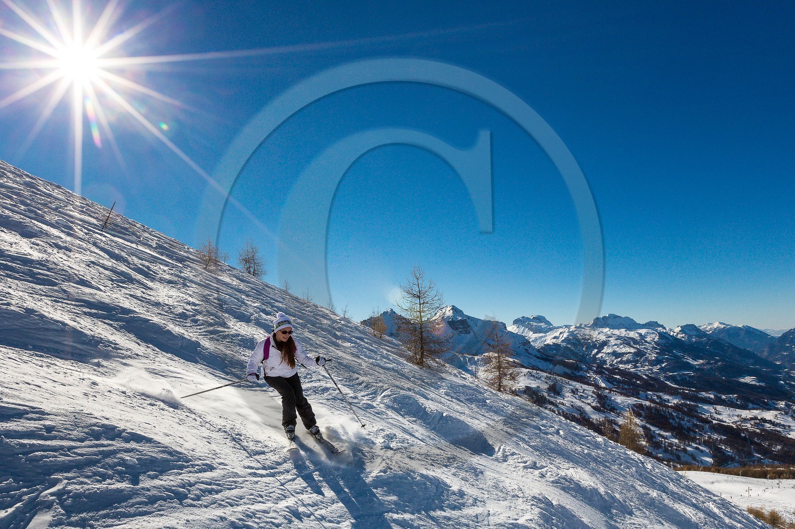 La station de ski Sauze Super-Sauze est une station village située entre 1400 et 2400 m La station de ski Sauze Super-Sauze est une station village située entre 1400 et 2400 m