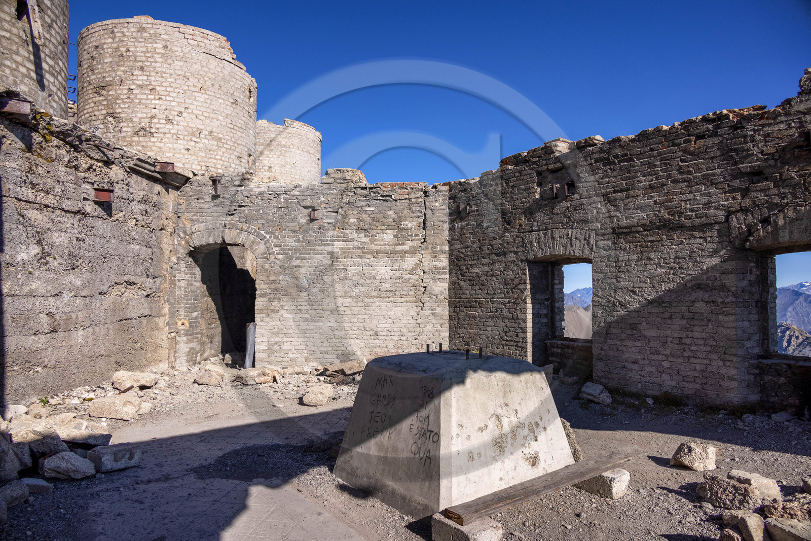 Fort du Chaberton et les ruines de l'ancien camp militaire