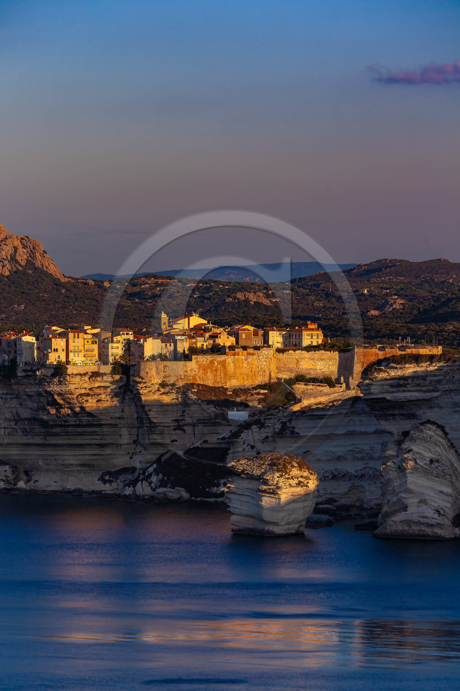 Lever de soleil sur Bonifacio Lever de soleil sur Bonifacio