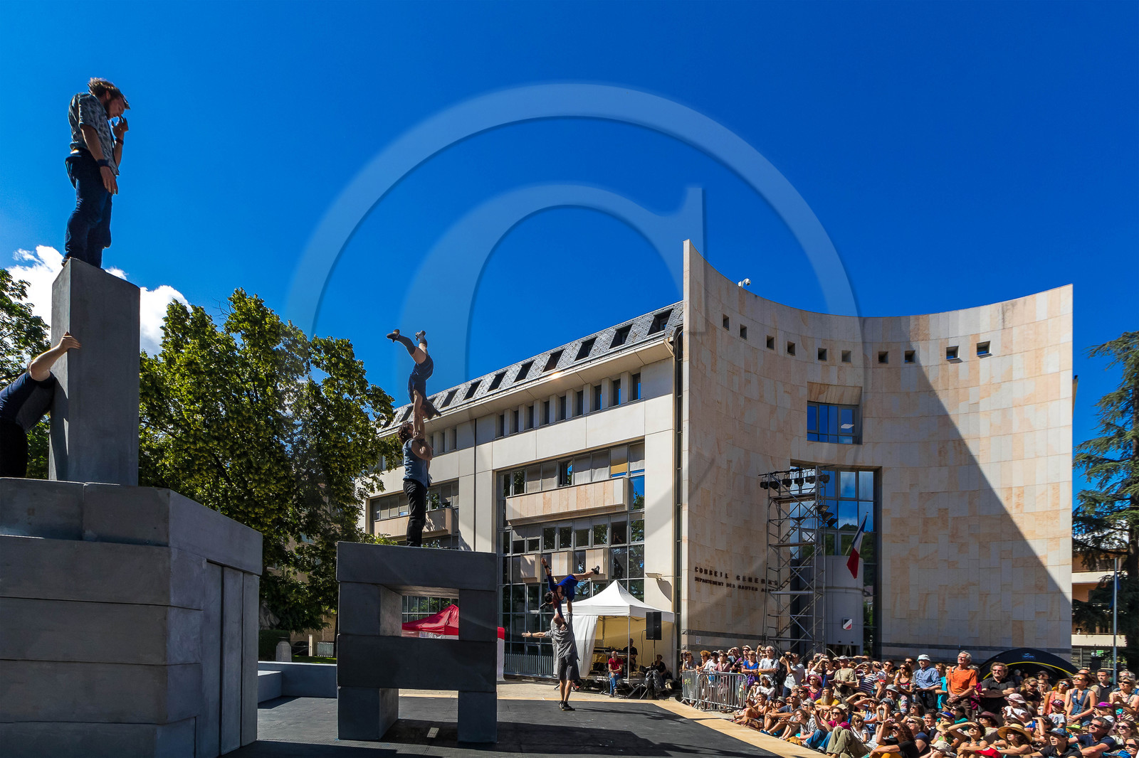 Festival Arts De Rue, Tous dehors (enfin) ! Block, Cie NoFit State Circus & Motion House - cirque & danse Festival Arts De Rue, Tous dehors (enfin) ! Block, Cie NoFit State Circus & Motion House - cirque & danse