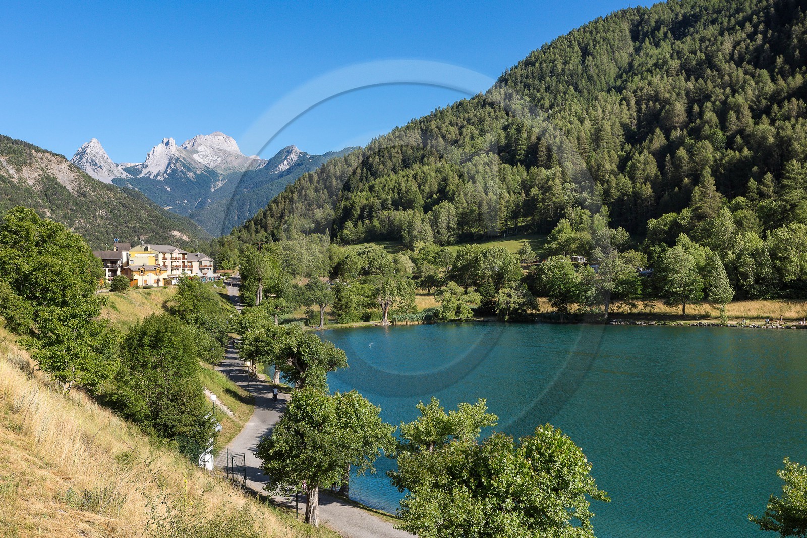 Lauzet-sur-Ubaye, Lac du Lauzet, l'hôtel la Lauzetane, la Petite et Grande Séolane Lauzet-sur-Ubaye, Lac du Lauzet, l'hôtel la Lauzetane, la Petite et Grande Séolane