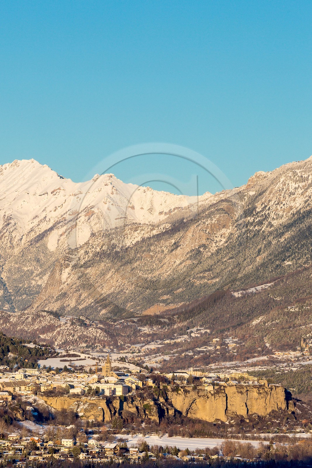 La ville d'Embrun est construite sur un roc et domine la Durance