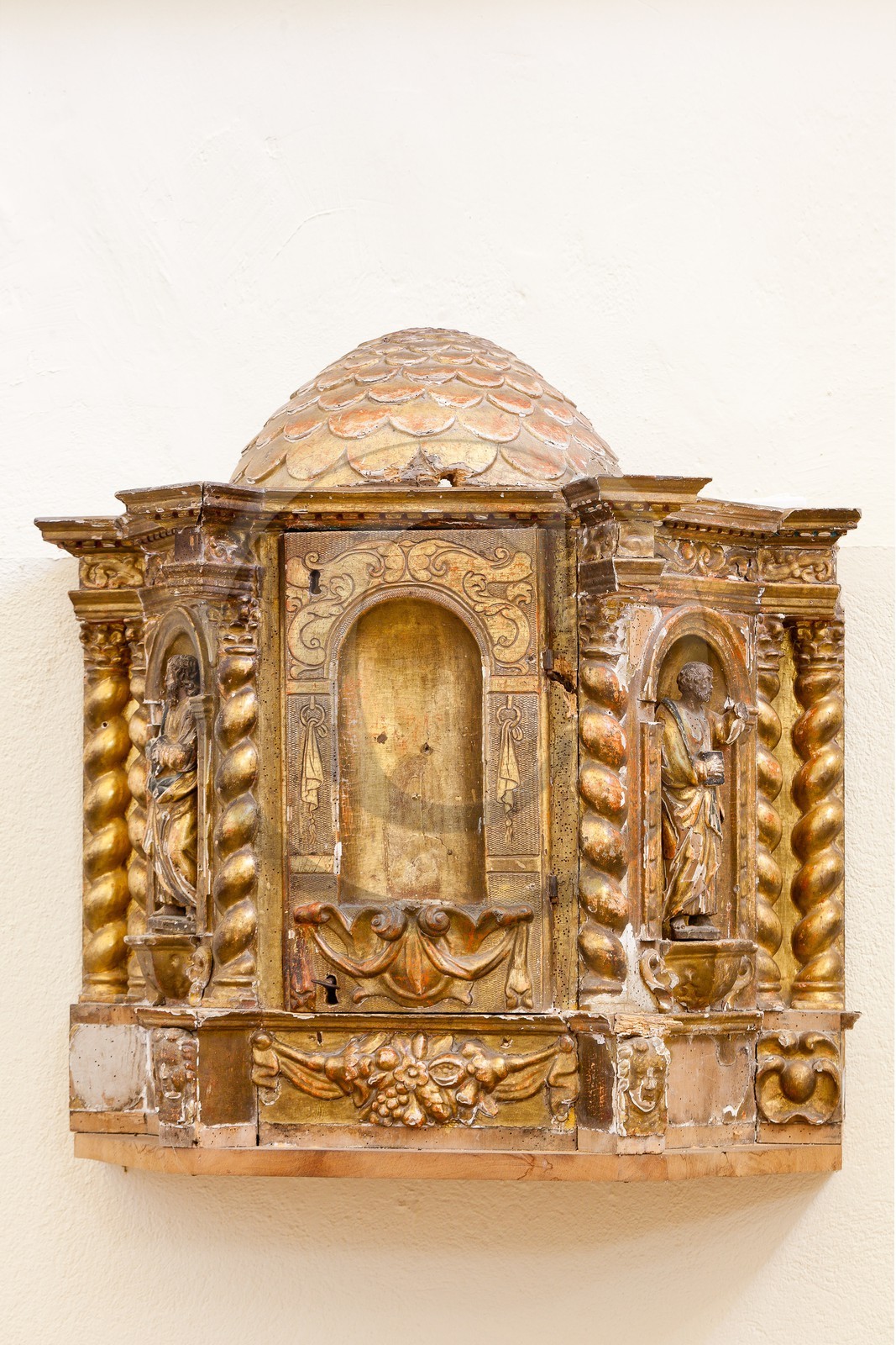 Village de l'Epine, tabernacle en bois doré à coupole byzantine et colonnes torsadées de l' église paroissiale Village de l'Epine, tabernacle en bois doré à coupole byzantine et colonnes torsadées de l' église paroissiale