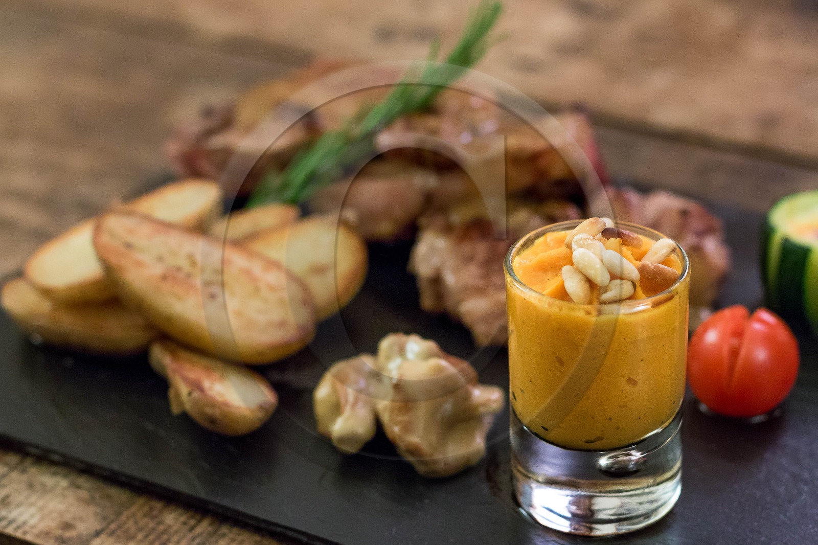 Gigot d'agneau à la fleur de sel et jus court au romarin