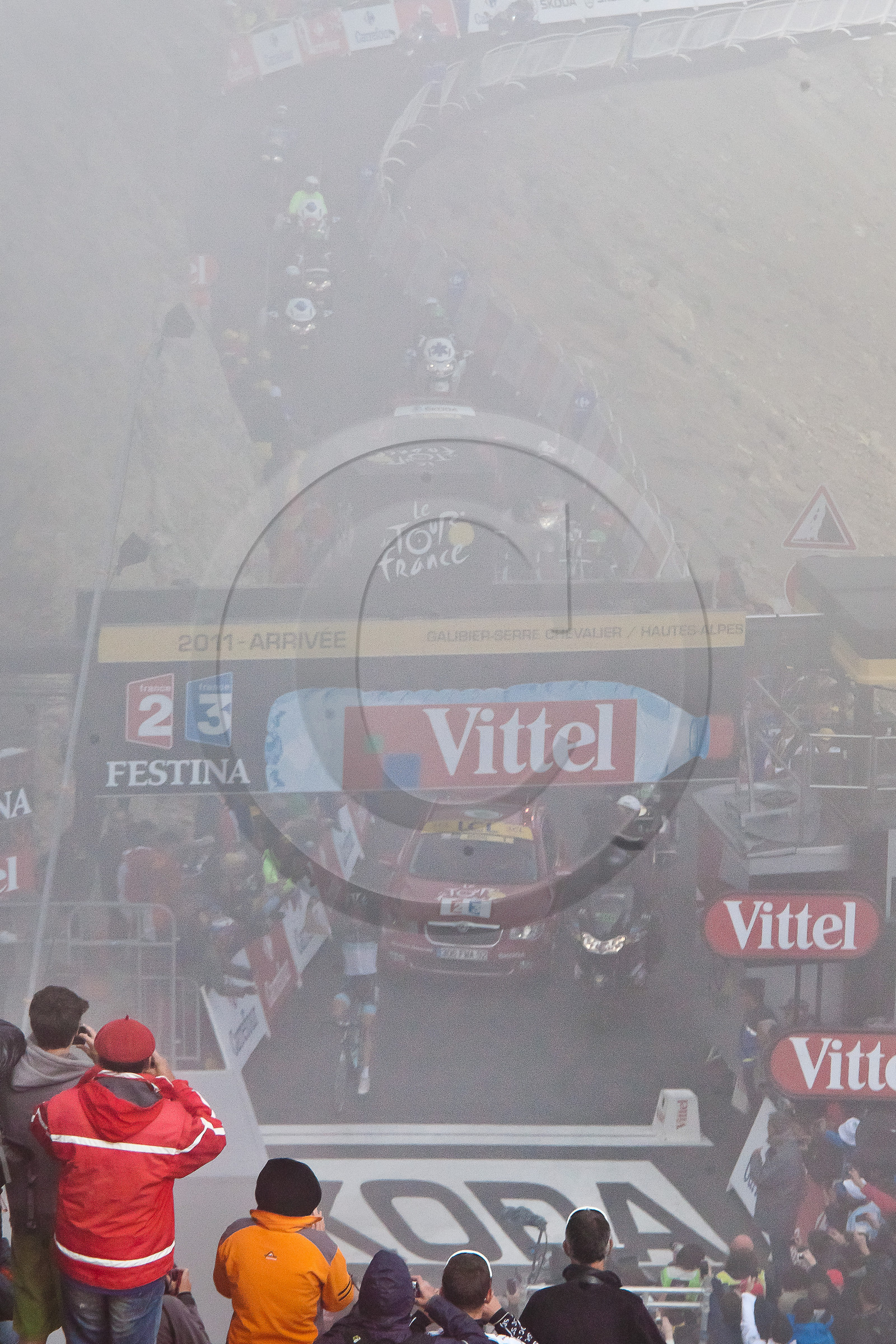 Tour de France 2011, arrivée au sommet du col du Galibier (altitude 2 6421 m)
