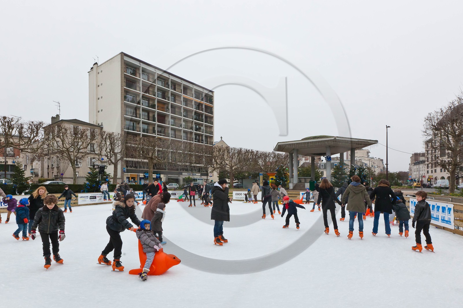 La patinoire en glace naturelle installée par Synerglace à Charenton-le-Pont La patinoire en glace naturelle installée par Synerglace à Charenton-le-Pont