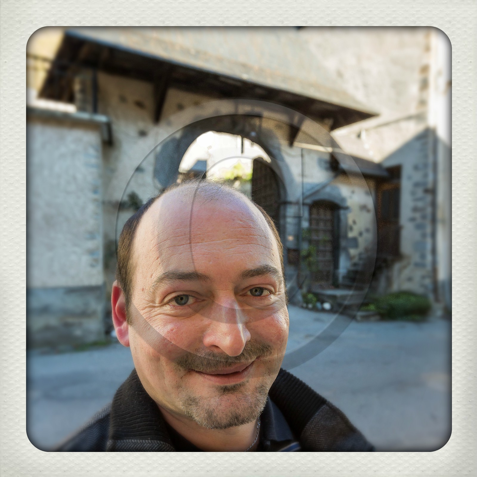 Valbonnais, office du tourisme de Valbonnais, Christophe Turc devant la maison Champollion