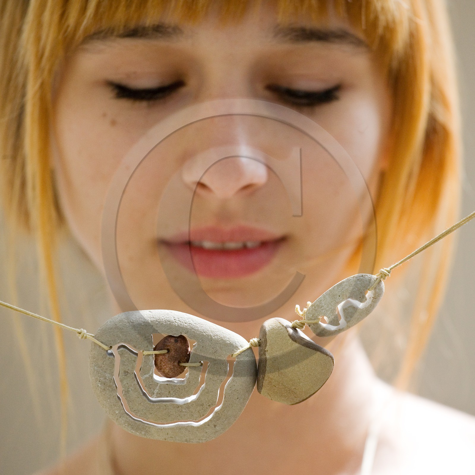 Dina Jaksic, artiste peintre et créatrice de bijoux Dina Jaksic, artiste peintre et créatrice de bijoux