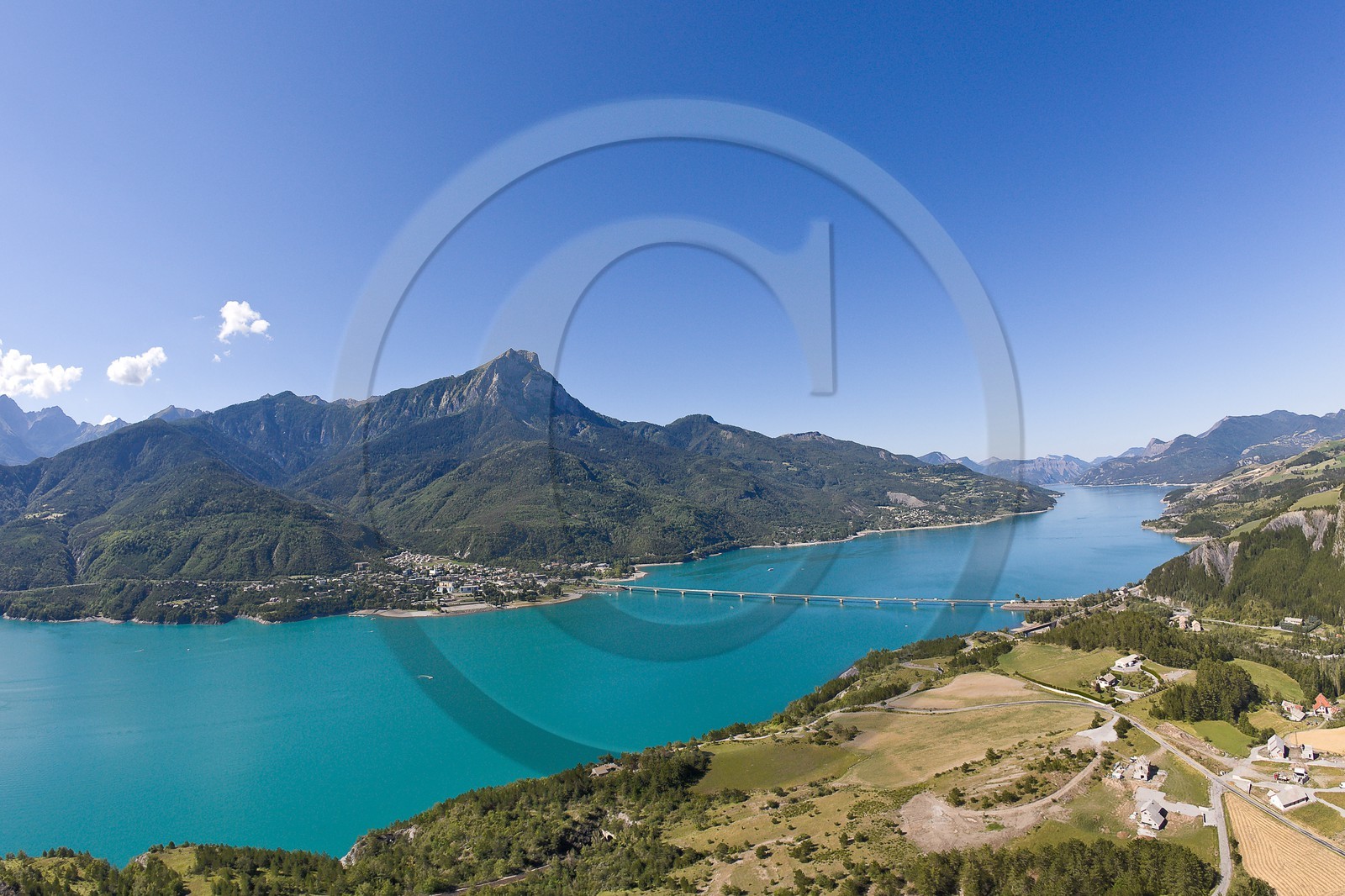 Lac de Serre-Ponçon, Savines-le-Lac et le pont Lac de Serre-Ponçon, Savines-le-Lac et le pont