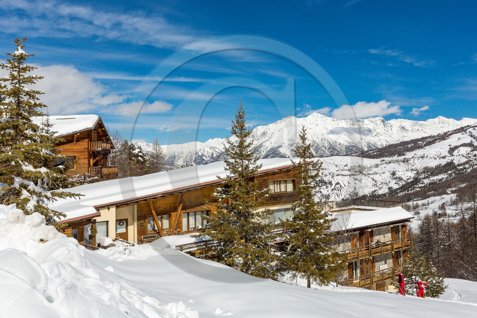 La station de ski Sauze Super-Sauze est une station village située entre 1400 et 2400 m La station de ski Sauze Super-Sauze est une station village située entre 1400 et 2400 m