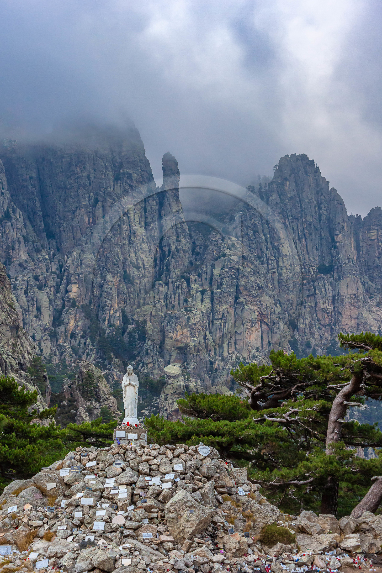 Les Aiguilles de Bavella (forchi di Bavedda ), Notre dame des neiges Les Aiguilles de Bavella (forchi di Bavedda ), Notre dame des neiges
