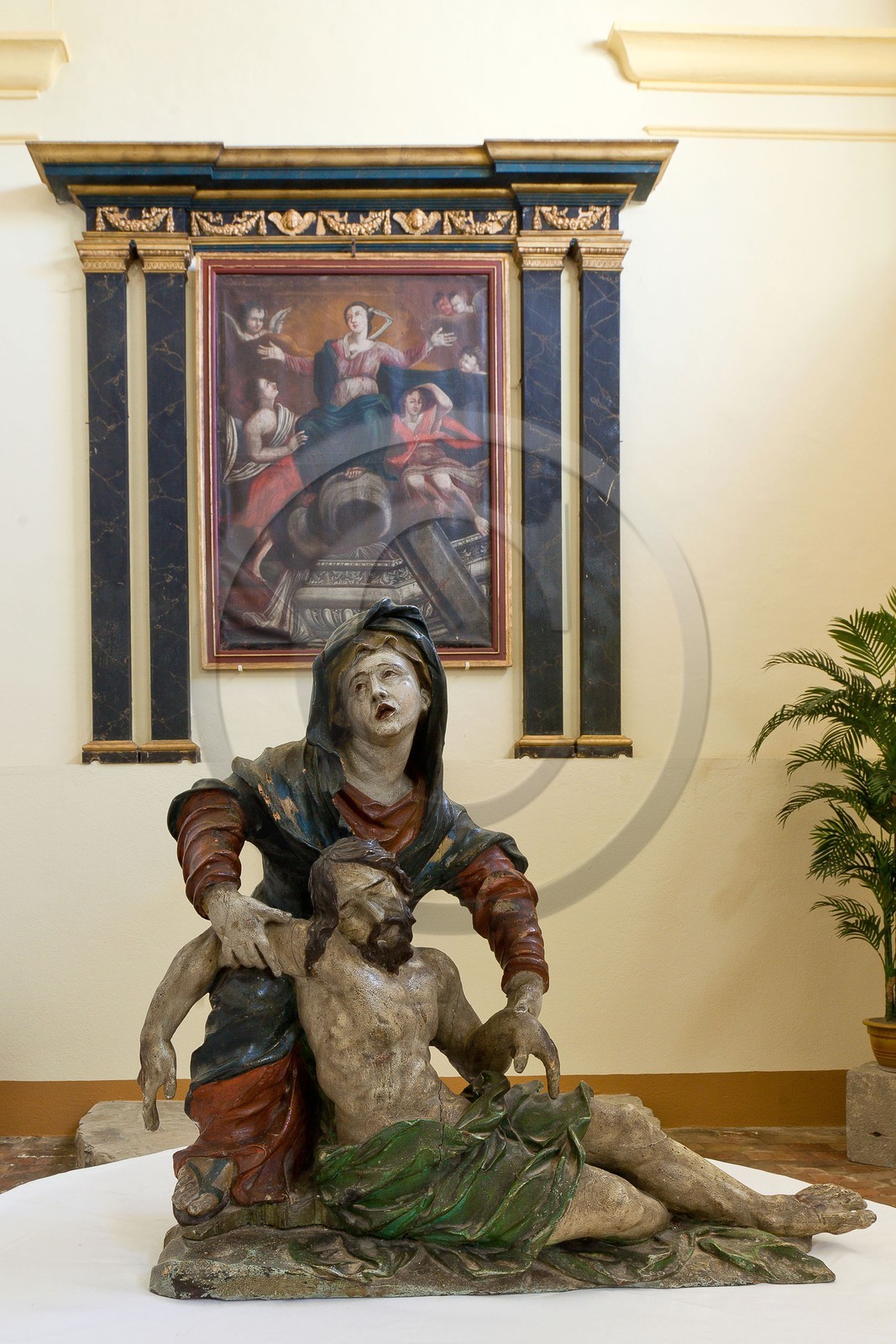 Village de l'Epine, église paroissiale du XIXème siècle recèle une pietà en bois sculptée datant du XIème siècle Village de l'Epine, église paroissiale du XIXème siècle recèle une pietà en bois sculptée datant du XIème siècle