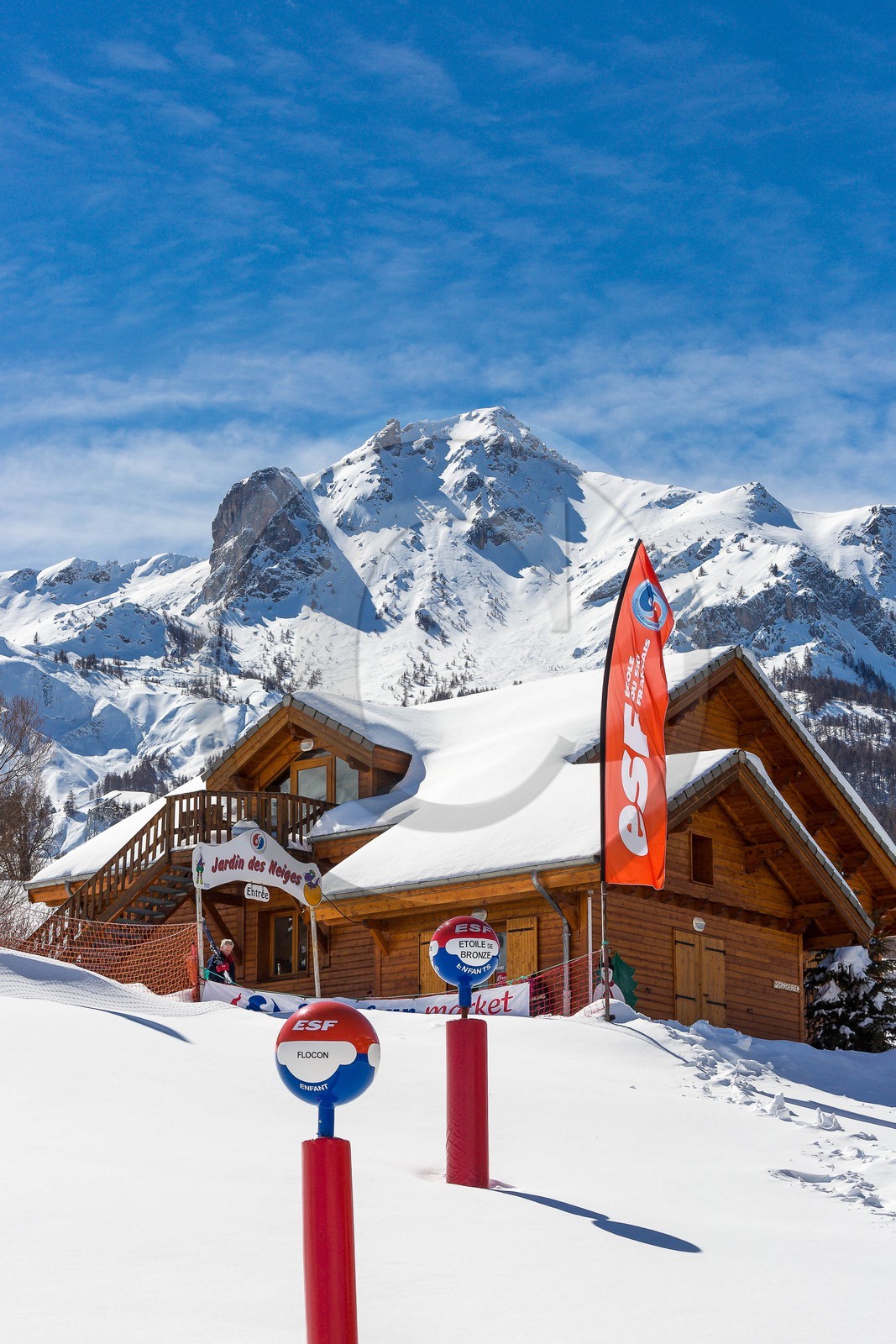 La station de ski Sauze Super-Sauze est une station village située entre 1400 et 2400 m La station de ski Sauze Super-Sauze est une station village située entre 1400 et 2400 m