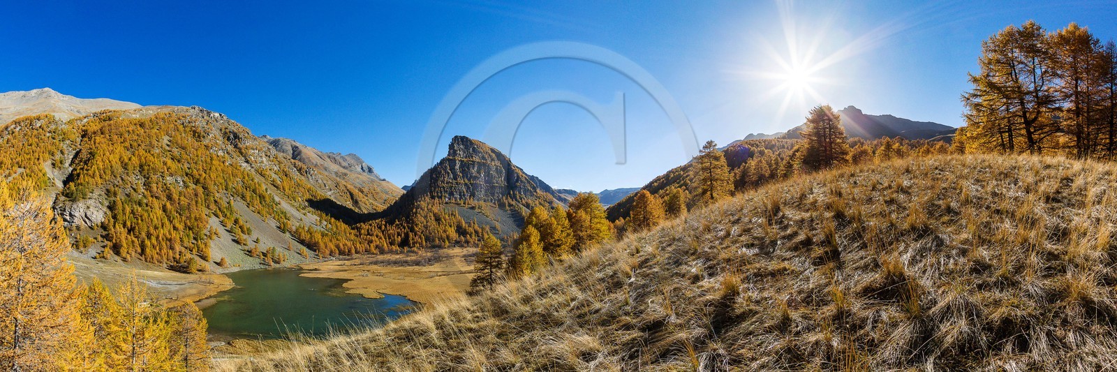 Jausiers, Lac des Sagnes et forêt de mélèzes à l'automne Jausiers, Lac des Sagnes et forêt de mélèzes à l'automne